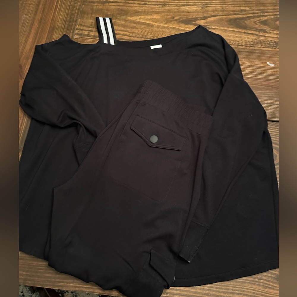 Cabi Boutique Style Jogger outfit.  XXL top and XL bottoms.